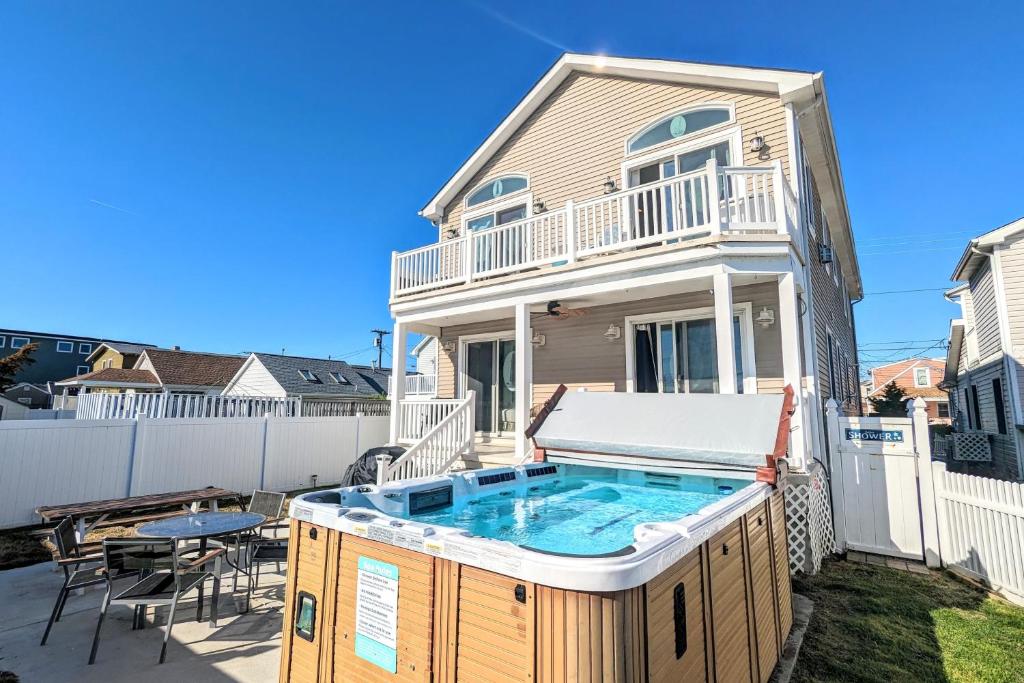 a house with a swimming pool in the yard at Waves n Wooder by AvantStay SwimSpa Game Room Walk to Beach in Wildwood