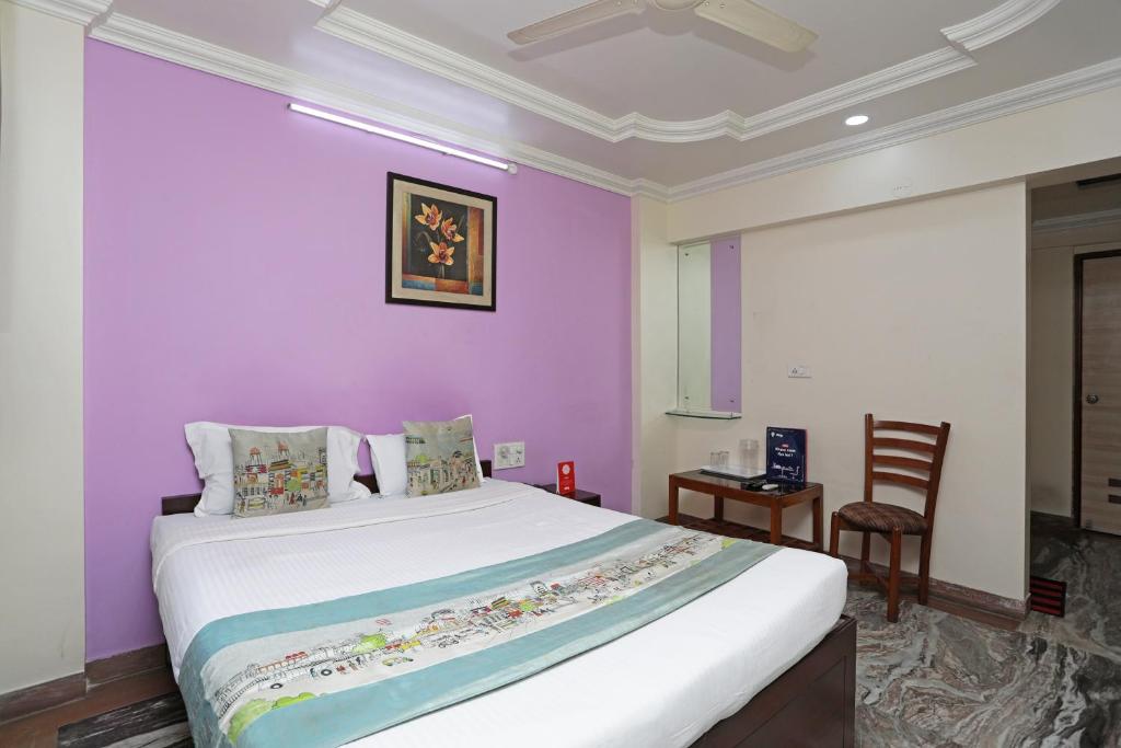 Katil atau katil-katil dalam bilik di OYO Hotel Bliss Executive Near Sant Tukaram Nagar Metro Station