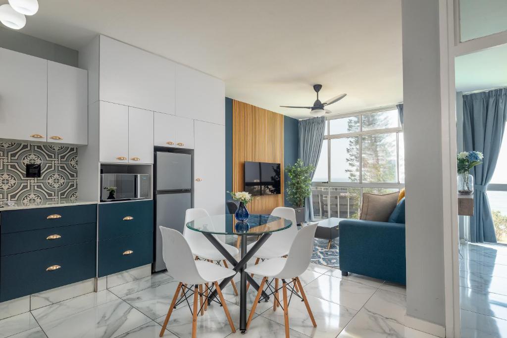 Una cocina y una sala de estar con mesa y sillas. en Trendy @ La Ballito 503, en Ballito