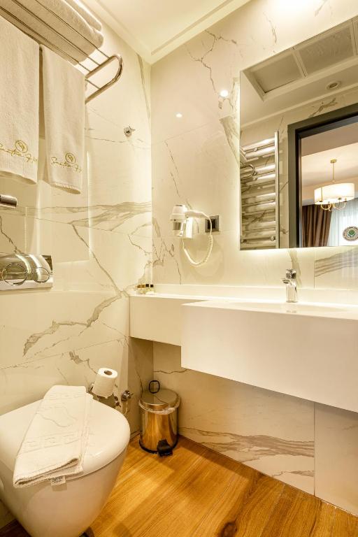 Koupelna v ubytování Santra Hotel
