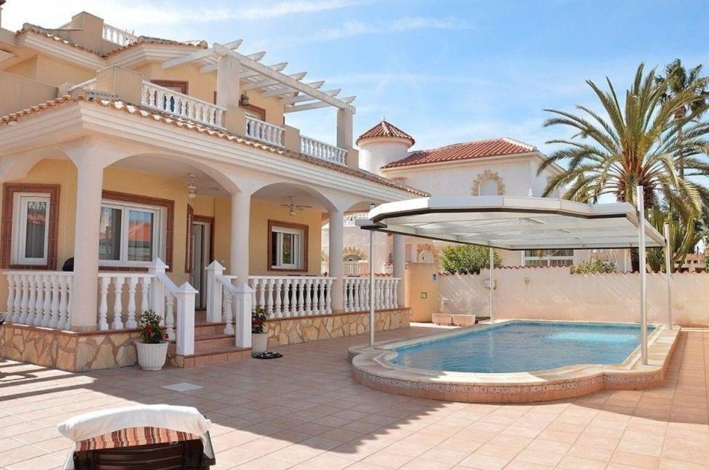 ein Haus mit Pool und Sonnenschirm in der Unterkunft Ferienhaus in Cartagena mit Privatem Pool - b58802 in Los Urrutias