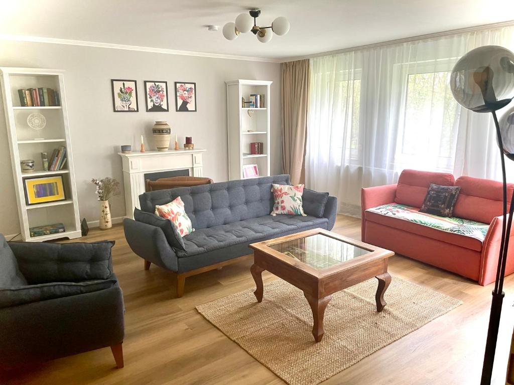 a living room with two couches and a coffee table at Apartment by the park, for bike lovers in Alsfeld
