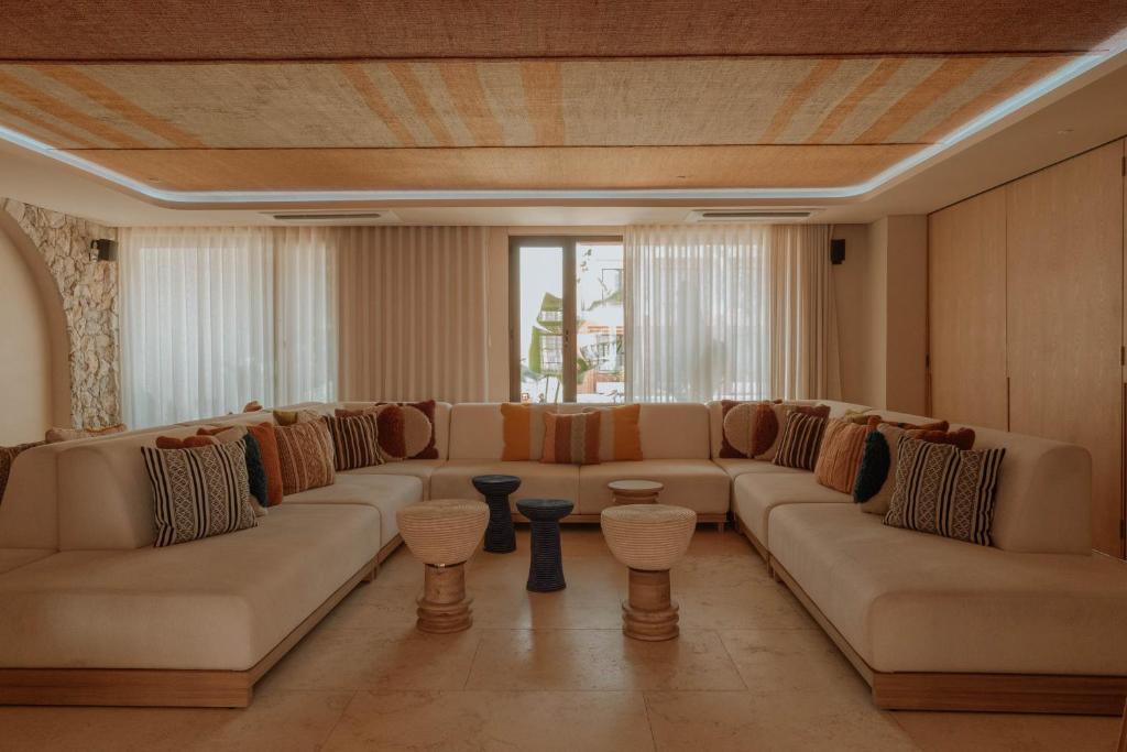 Een zitgedeelte bij Osh Hotel Cartagena