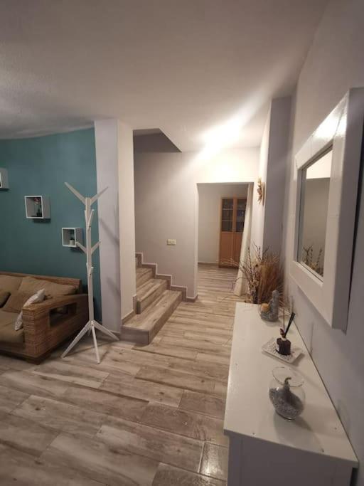 una habitación con una sala de estar con escaleras y una habitación con en Casa nieves, en San Pedro