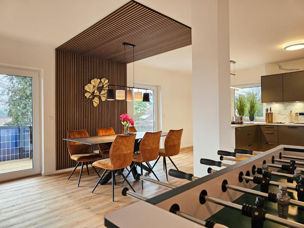 comedor con mesa y sillas en BETTER modern apartment II Tischkicker I Balkon I Parkplatz en Altusried