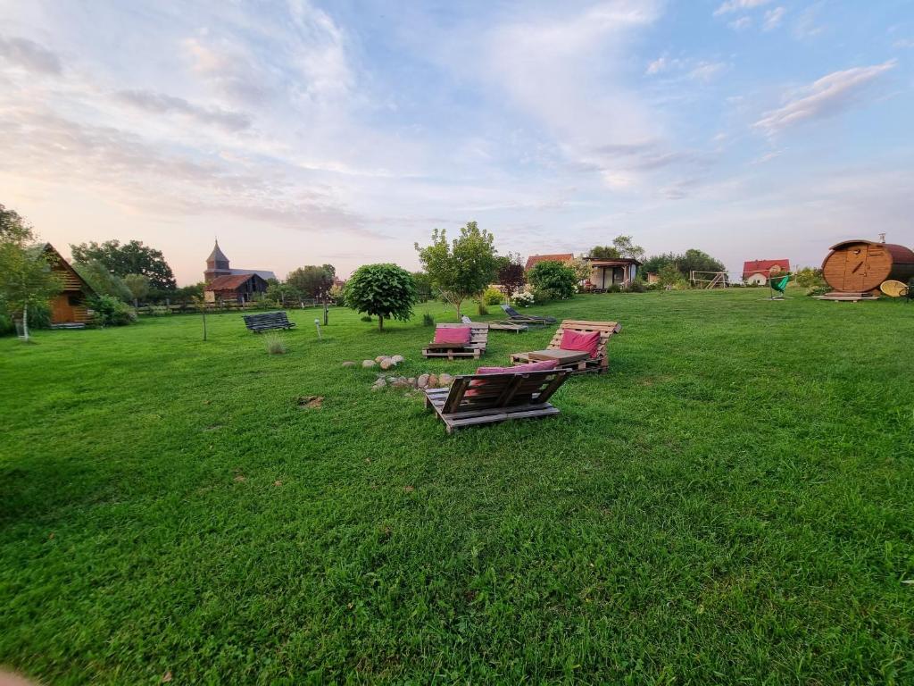 Ogród w obiekcie Domki nad rzeką Ełk