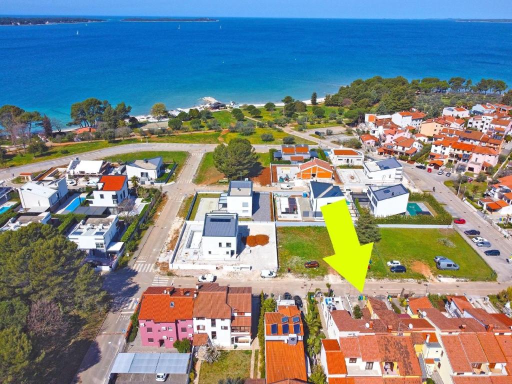 une vue aérienne d'une banlieue avec une flèche jaune dans l'établissement Ferienwohnung für 6 Personen ca 85 qm in Fažana, Istrien Istrische Riviera - b62465, à Fažana