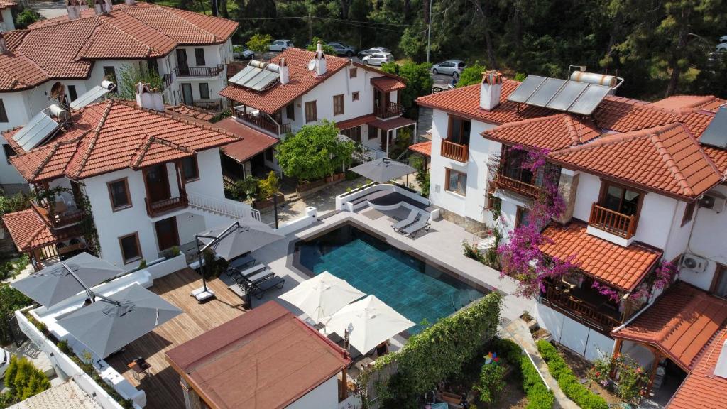 an aerial view of a house with a swimming pool at Tomsan Villas Akyaka in Akyaka