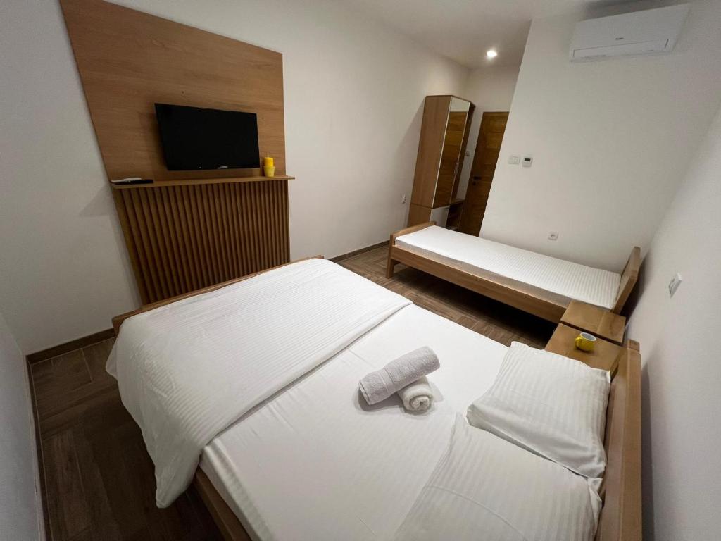 mały pokój z łóżkiem i telewizorem w obiekcie Apartmani Ristanović Užice w mieście Užice