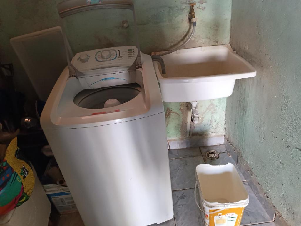 małą łazienkę z toaletą i umywalką w obiekcie Casa amanhecer 2 w mieście Itapecerica da Serra