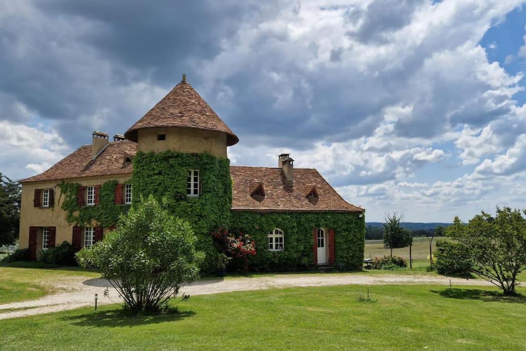 une maison avec du lierre sur son côté dans l'établissement Maison de campagne Dordogne, à Les Lèches