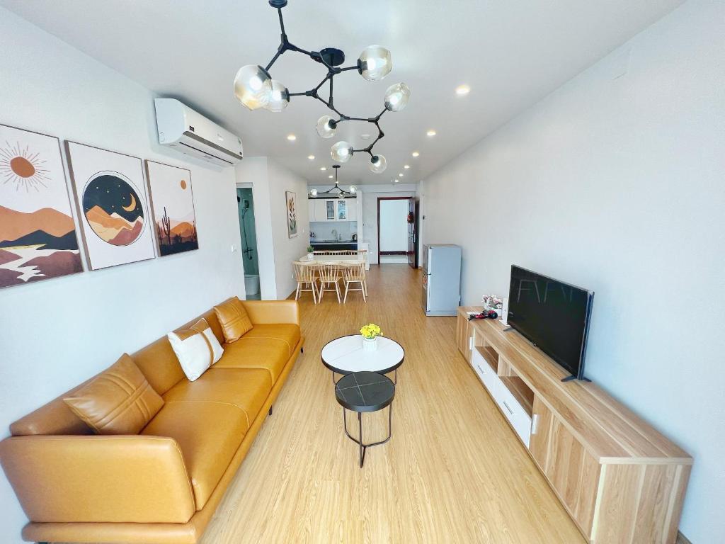 een woonkamer met een bank en een tafel bij HaLong Luxury Apartment Chuỗi Căn hộ 2 3 4 Phòng Ngủ in Ha Long