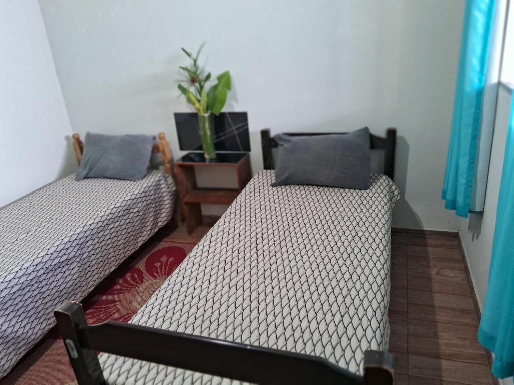 מיטה או מיטות בחדר ב-Chalés Portela