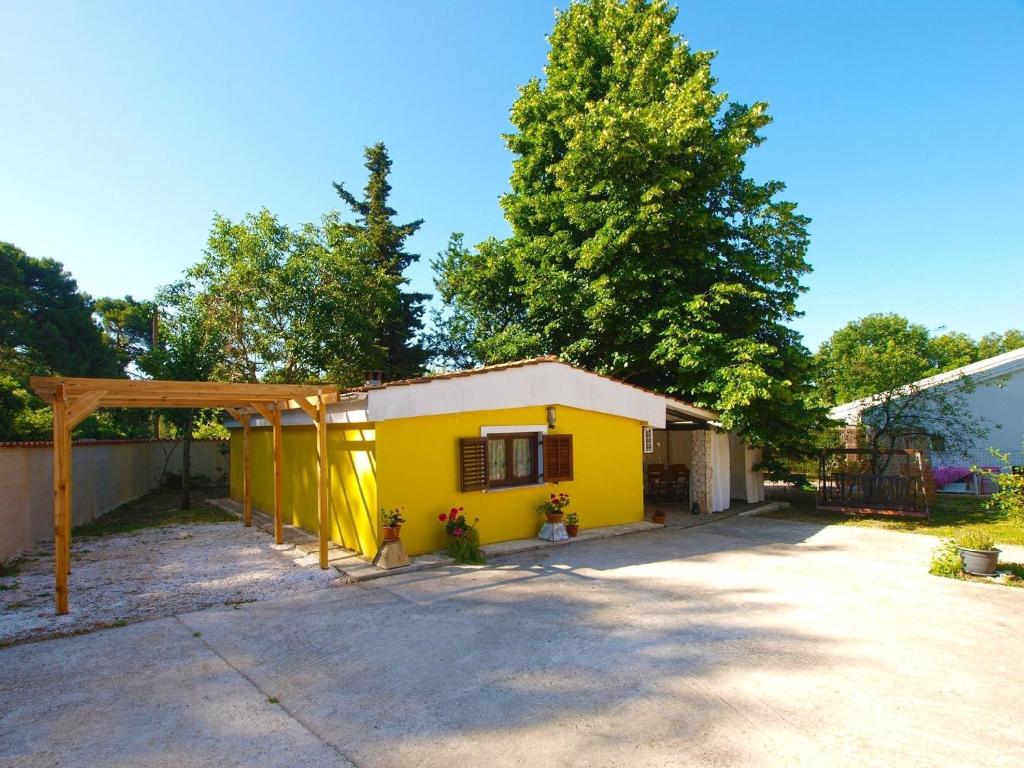 a small yellow house with a porch at Ferienwohnung für 3 Personen ca 34 qm in Banjole, Istrien Istrische Riviera in Banjole