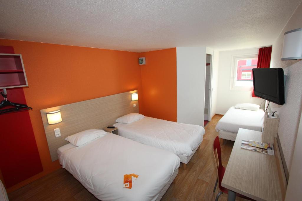 Habitación de hotel con 2 camas y TV de pantalla plana. en Première Classe Metz Nord - Talange, en Talange