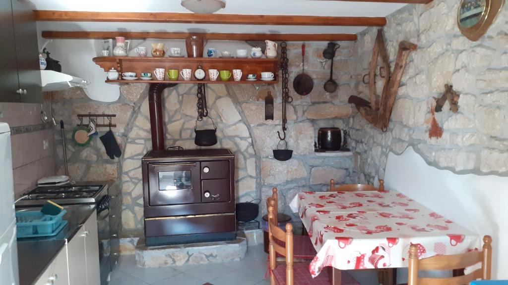Kuchyň nebo kuchyňský kout v ubytování Kuća - Krčina