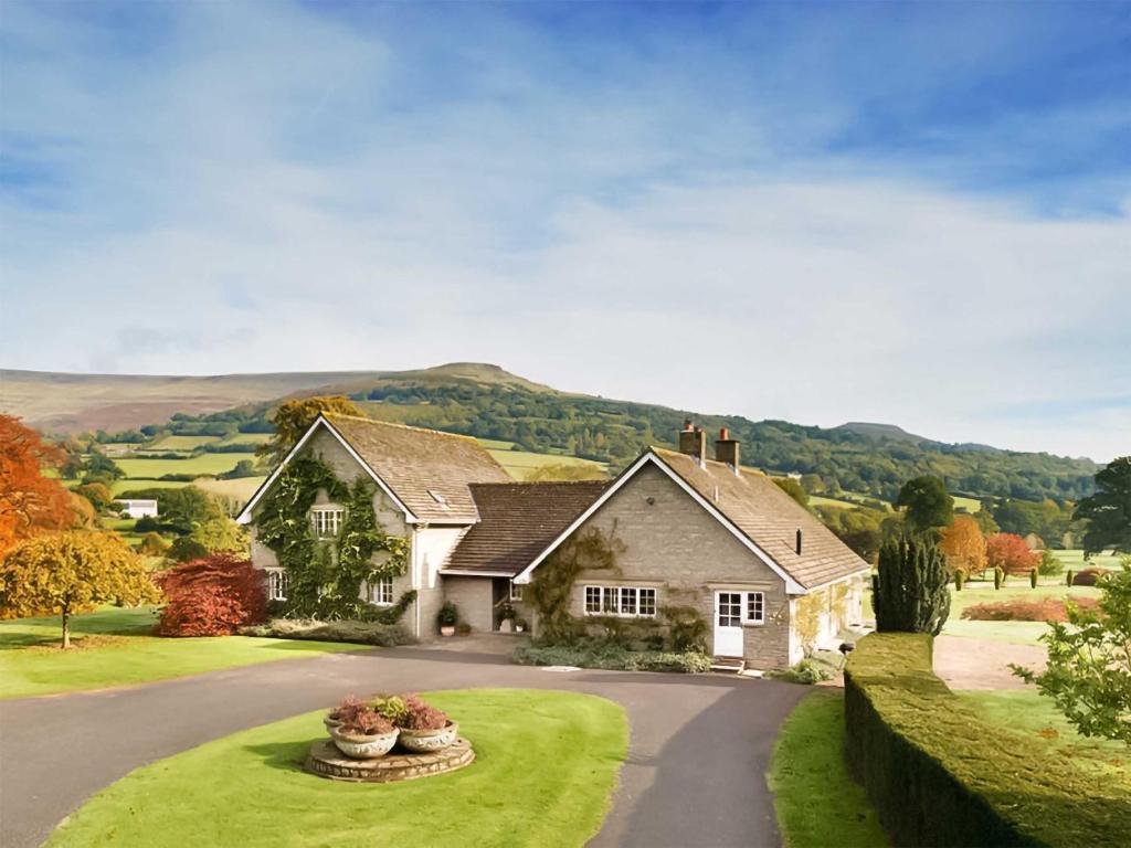 a house in the middle of a road at Glanusk Lodge - Uk46654 in Crickhowell
