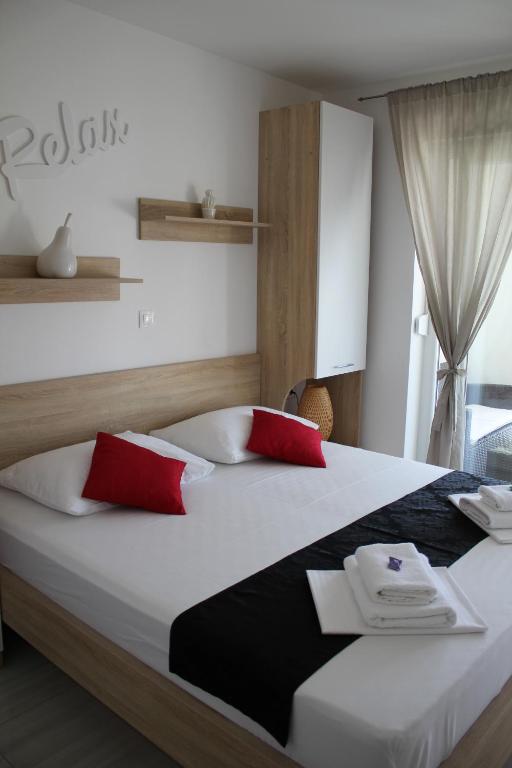 Łóżko lub łóżka w pokoju w obiekcie Apartment Villa Lumada with Pool