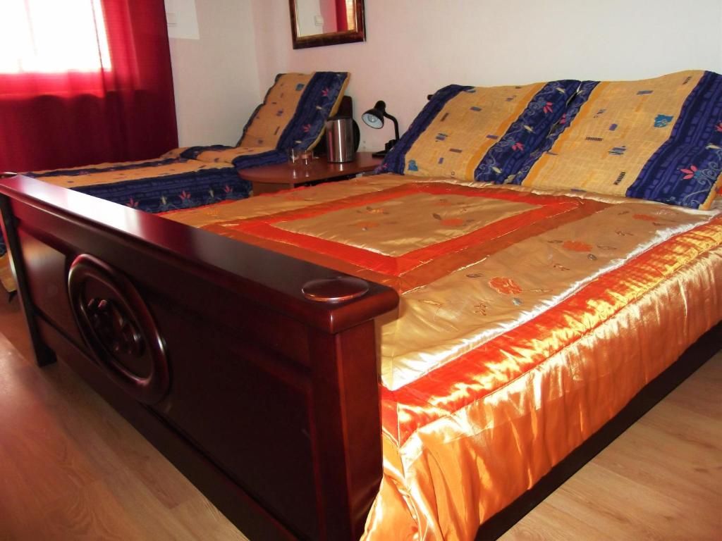 ワルシャワにあるDworek w Zieleniの大型ベッド(木枠、テーブル付)
