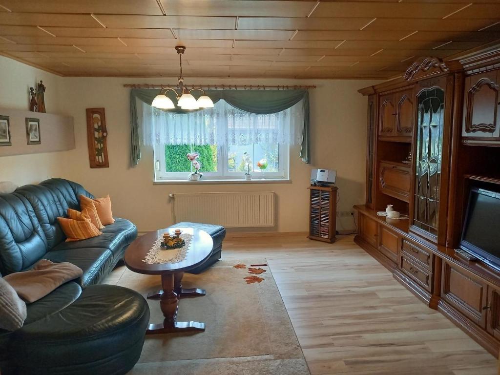 sala de estar con sofá y mesa en Appartement in Zescha mit Terrasse und Garten en Neschwitz