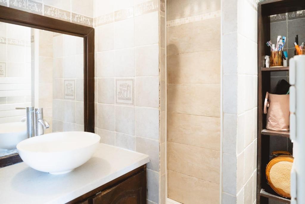 une salle de bain avec un lavabo blanc et un miroir dans l'établissement Magnifique toit terrasse 2 chambres Nice Centre, à Nice