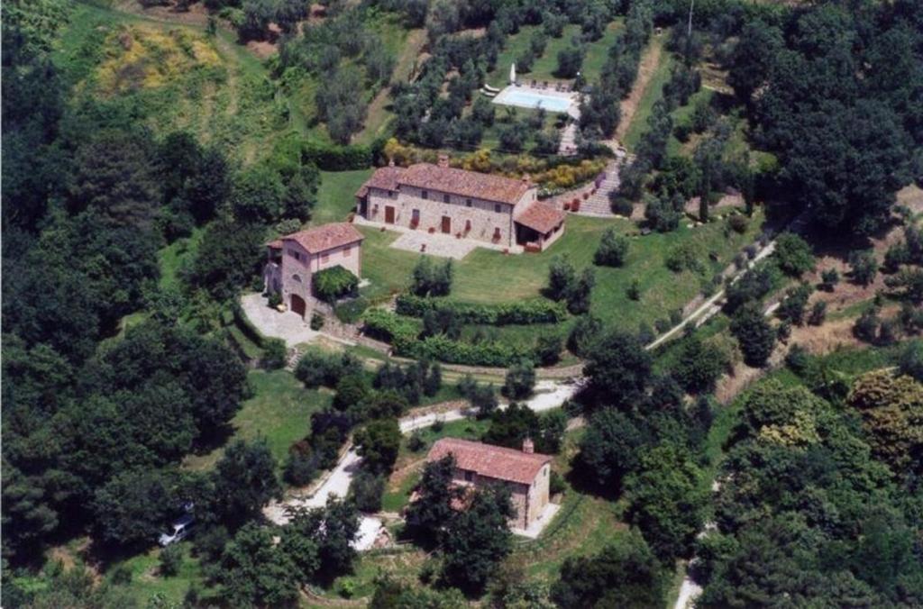 - une vue aérienne sur une grande maison arborée dans l'établissement Ferienhaus für 6 Personen ca 125 qm in Colle di Buggiano, Toskana Provinz Pistoia, à Massa e Cozzile
