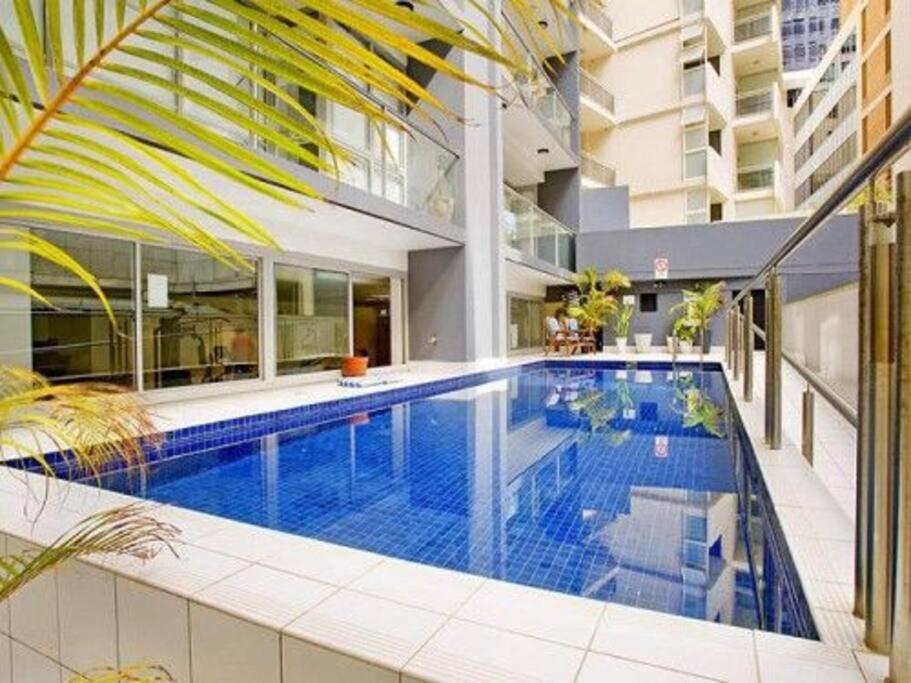 een zwembad in het midden van een gebouw bij Superb Apartment in an Heart of Sydney' CBD in Sydney