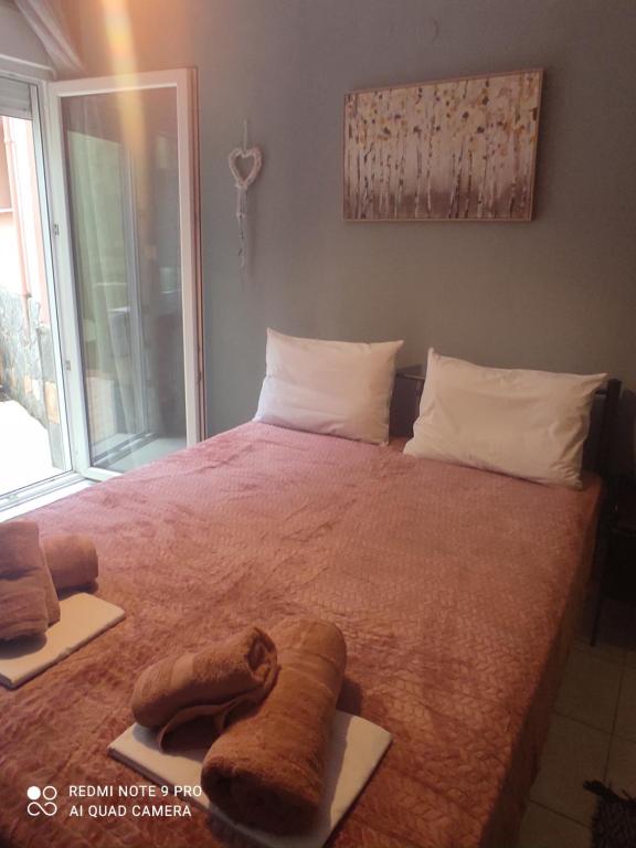 Giường trong phòng chung tại Butterfly Studio