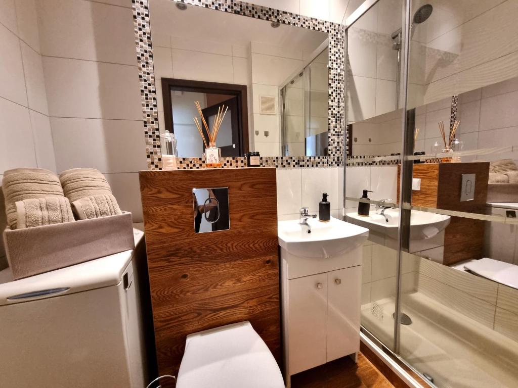 a bathroom with two sinks and a shower at Apartament 2-pokojowy Gdynia - Trójmiasto in Gdynia