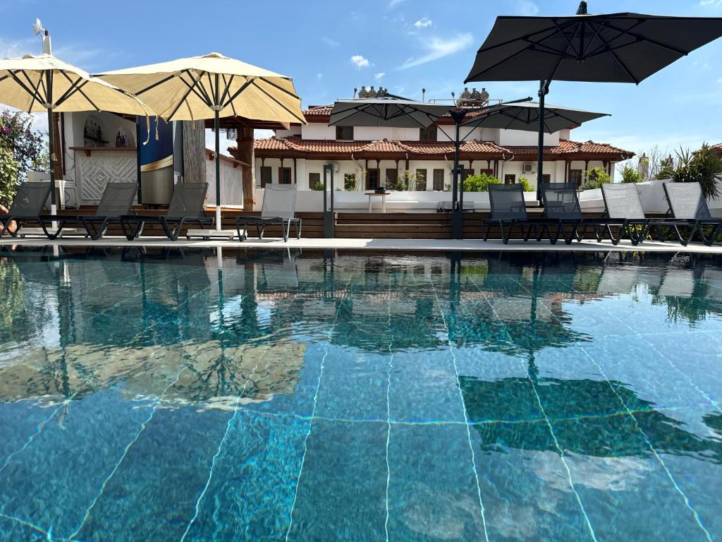 The swimming pool at or close to Tomsan Suites & Villas Akyaka
