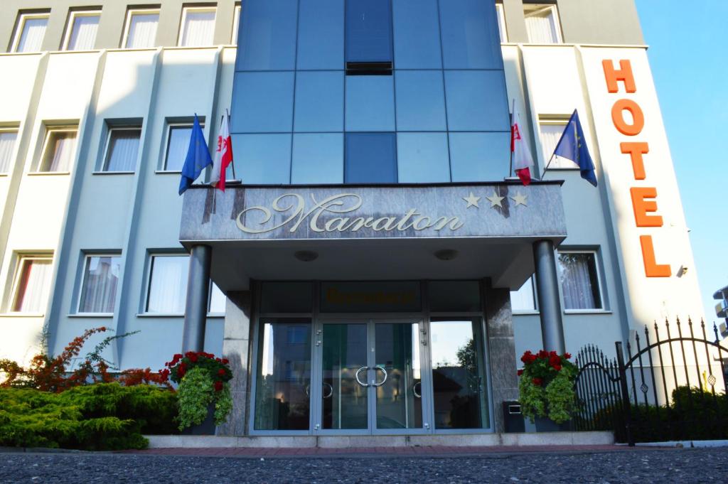 un bâtiment avec un panneau indiquant un hôtel dans l'établissement Hotel Maraton, à Bydgoszcz