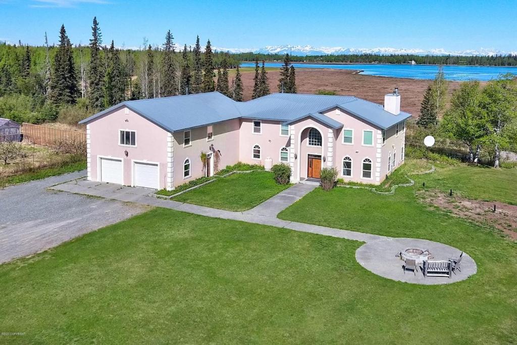 - une vue aérienne sur une grande maison avec une pelouse dans l'établissement Lake Vista Grand Villa - 7BR, Hot Tub, Sauna, Wi-Fi, à Kenai
