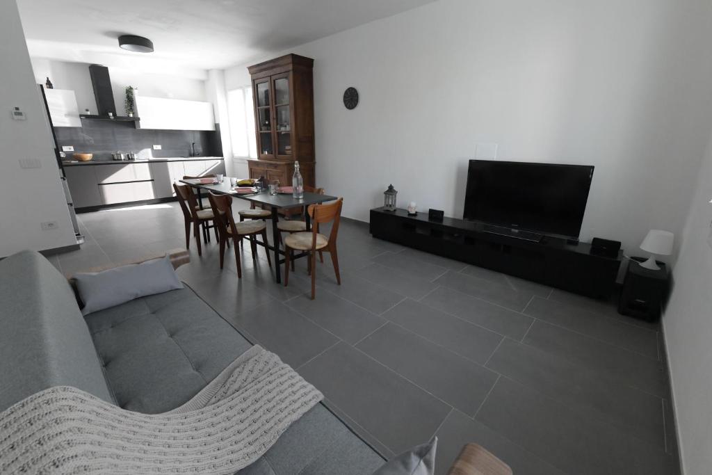 ein Wohnzimmer mit einem Sofa und einem Tisch mit einem TV in der Unterkunft Giada in Casalgrande