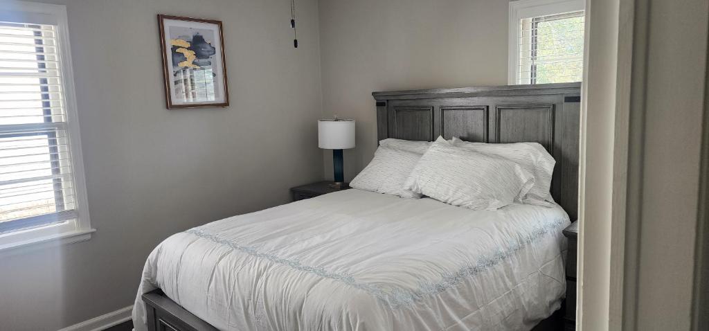 um quarto com uma cama e uma cabeceira em madeira em Midtown Haven em Atlanta