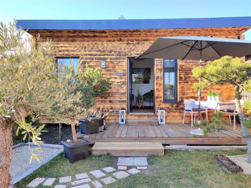 Fotografie z fotogalerie ubytování Tolles Ferienhaus in Fertrákos mit Garten, Grill und Terrasse v destinaci Fertörákos