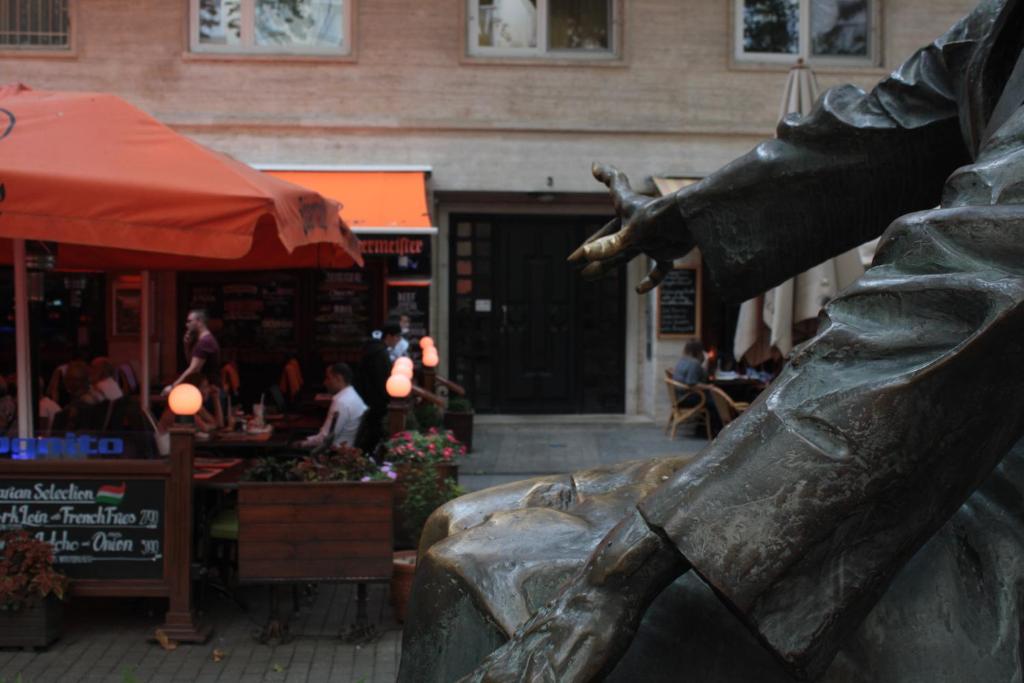 una estatua de una estatua de un caballo en una ciudad en Casa Mate', en Budapest