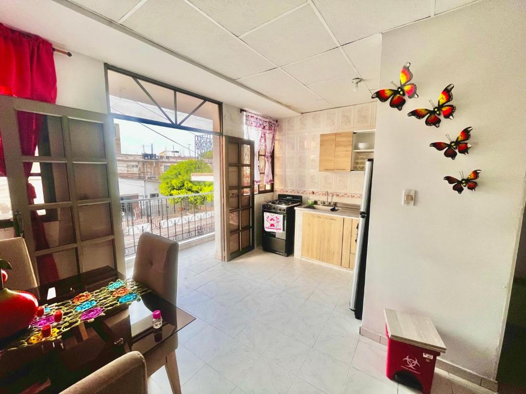 una cocina con mariposas en la pared en una habitación en Apartamento cerca a la playa, en Ríohacha