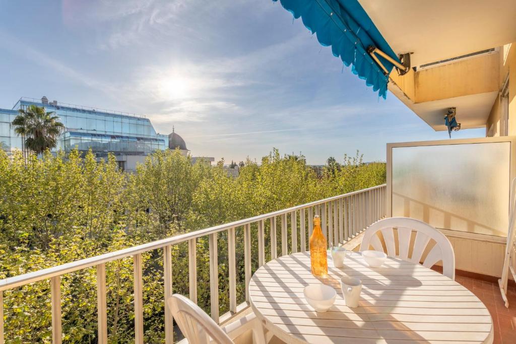 une table et des chaises sur un balcon avec vue dans l'établissement Studio Crivelli - Welkeys, à Hyères