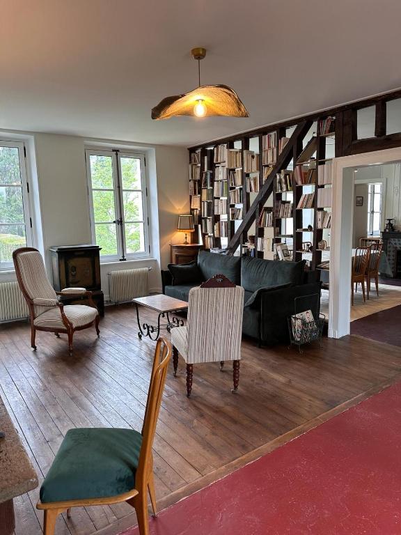 un salon avec un canapé, une table et des chaises dans l'établissement La maison de Juliette, appartement de charme, à Épernon