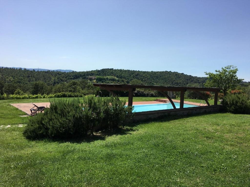 - un jardin avec une table de pique-nique et une piscine dans l'établissement Ferienwohnung für 2 Personen ca 68 qm in Castelnuovo Berardenga, Toskana Chianti, à Castelnuovo Berardenga