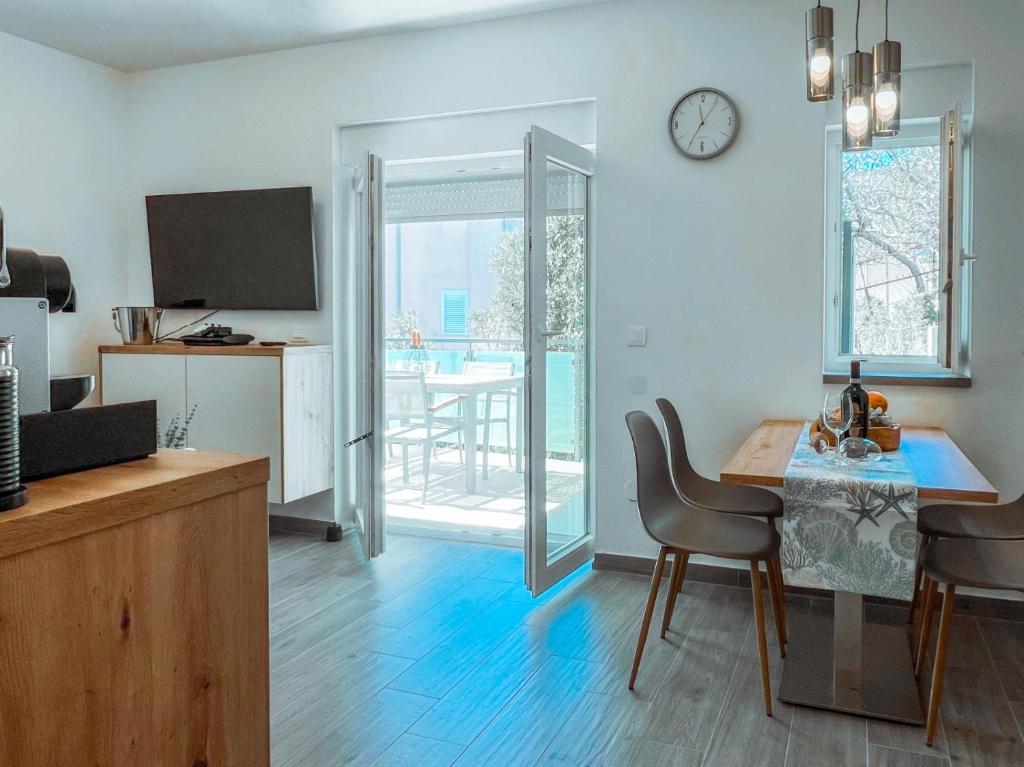 Μια τηλεόραση ή/και κέντρο ψυχαγωγίας στο Apartman Promenada Primošten