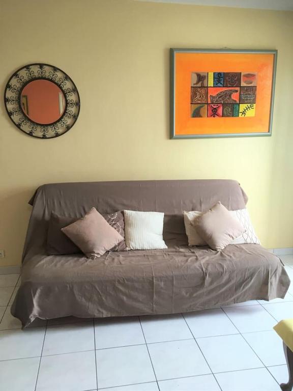 Posezení v ubytování Appartement charmant à Saint-Denis avec vue sur la mer - 43 m²