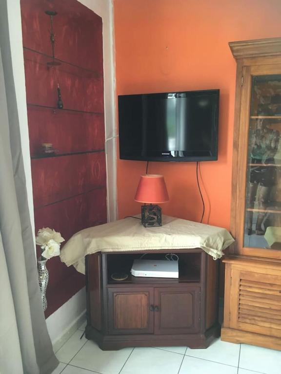 TV a/nebo společenská místnost v ubytování Appartement charmant à Saint-Denis avec vue sur la mer - 43 m²