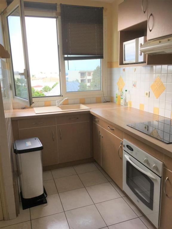 Kuchyň nebo kuchyňský kout v ubytování Appartement charmant à Saint-Denis avec vue sur la mer - 43 m²
