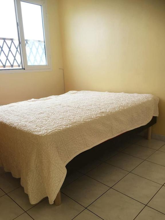 Postel nebo postele na pokoji v ubytování Appartement charmant à Saint-Denis avec vue sur la mer - 43 m²