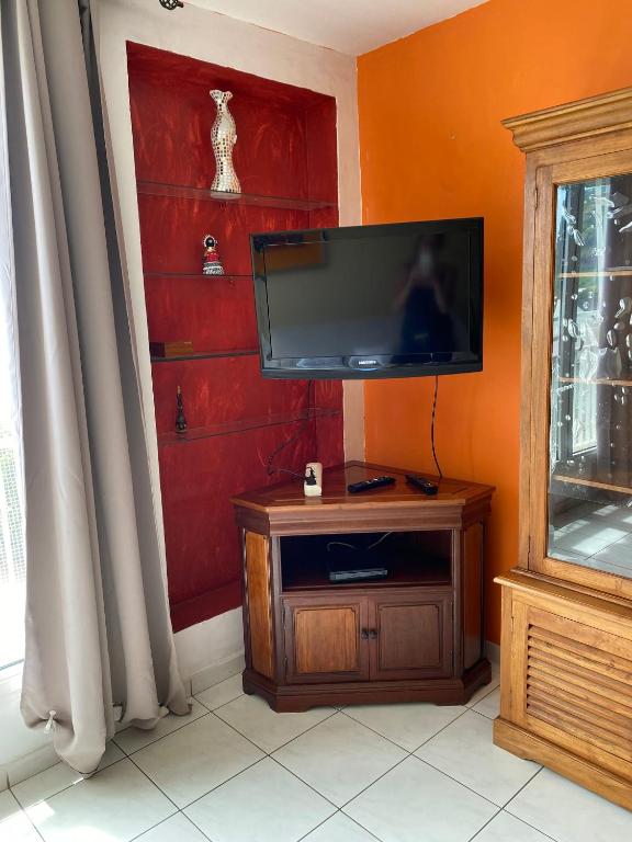 TV a/nebo společenská místnost v ubytování Appartement charmant à Saint-Denis avec vue sur la mer - 43 m²
