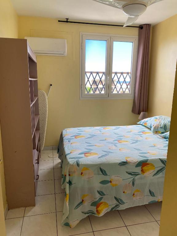 Postel nebo postele na pokoji v ubytování Appartement charmant à Saint-Denis avec vue sur la mer - 43 m²