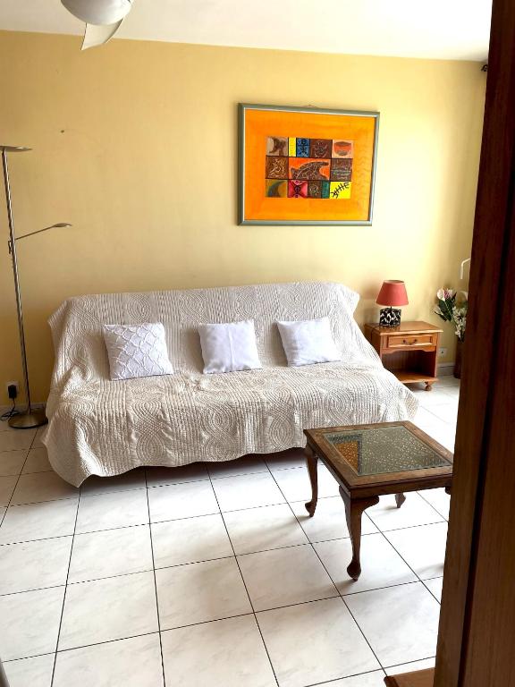 Posezení v ubytování Appartement charmant à Saint-Denis avec vue sur la mer - 43 m²