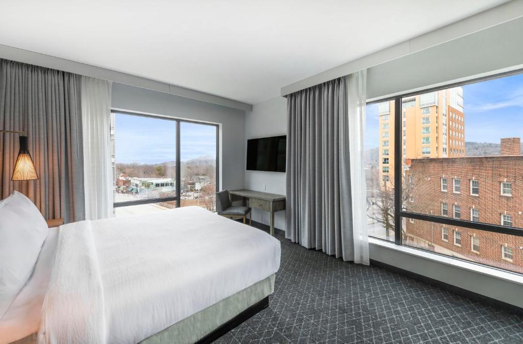 Embassy Suites By Hilton Asheville Downtown - Corner King Suite