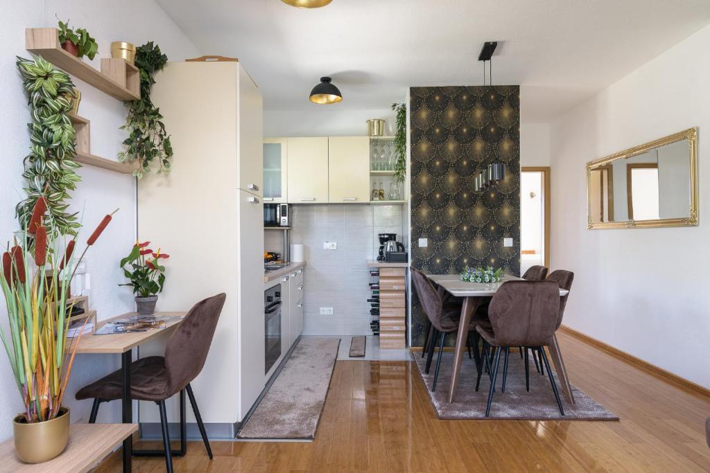 uma cozinha e sala de jantar com mesa e cadeiras em GOLDY GREEN em Trogir
